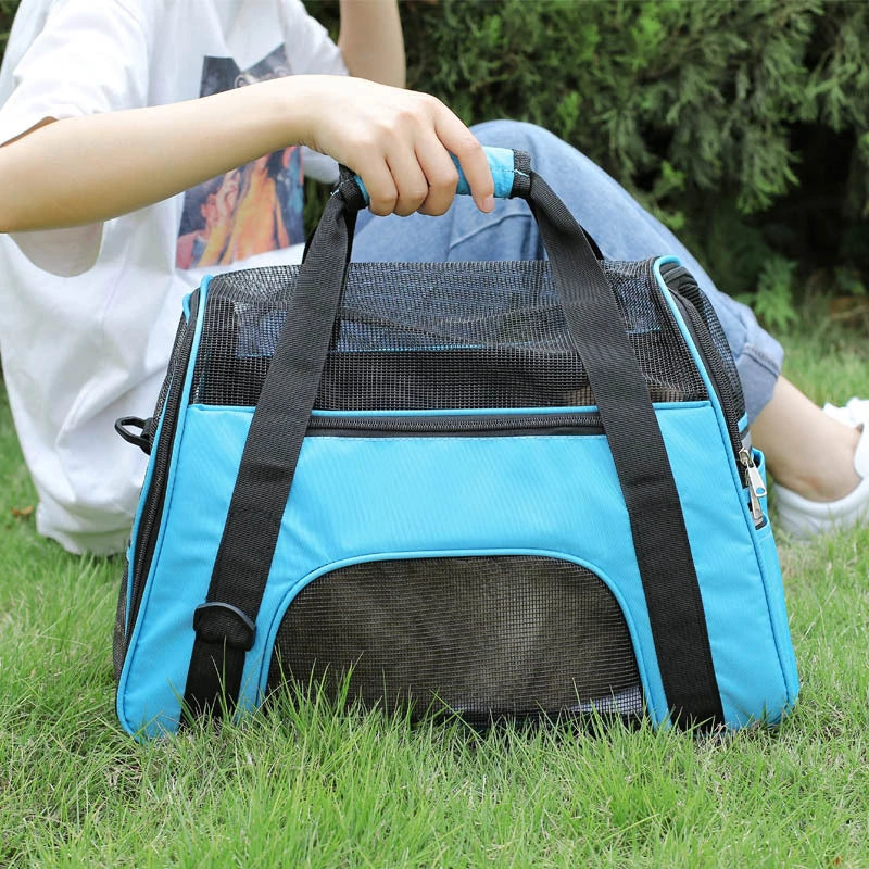 Stylish pet carrier – comfort &amp; safety on the go!